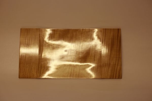 Ahornholz, besonders schön geflammt, sehr dünn, mit sehr feiner Schellackpolitur