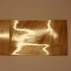 Ahornholz, besonders schön geflammt, sehr dünn, mit sehr feiner Schellackpolitur