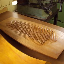 Nussbaumholz mit Schellackpolitur