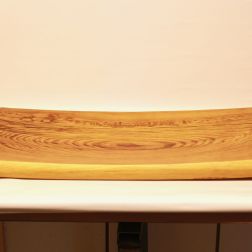 Kiefernholz massiv, mit Schellackpolitur